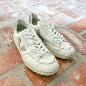 Veja V-12 sneakers size 39